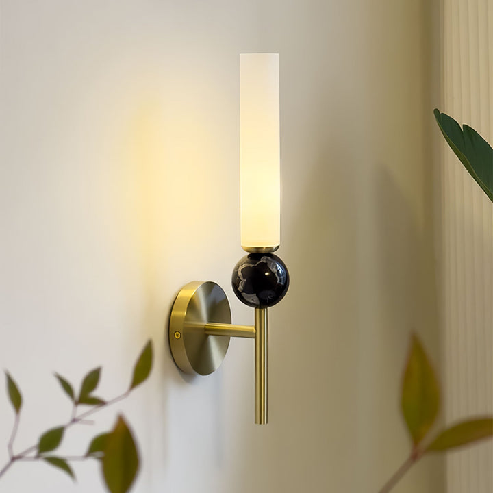 Lampa ścienna w pionie z marmuru