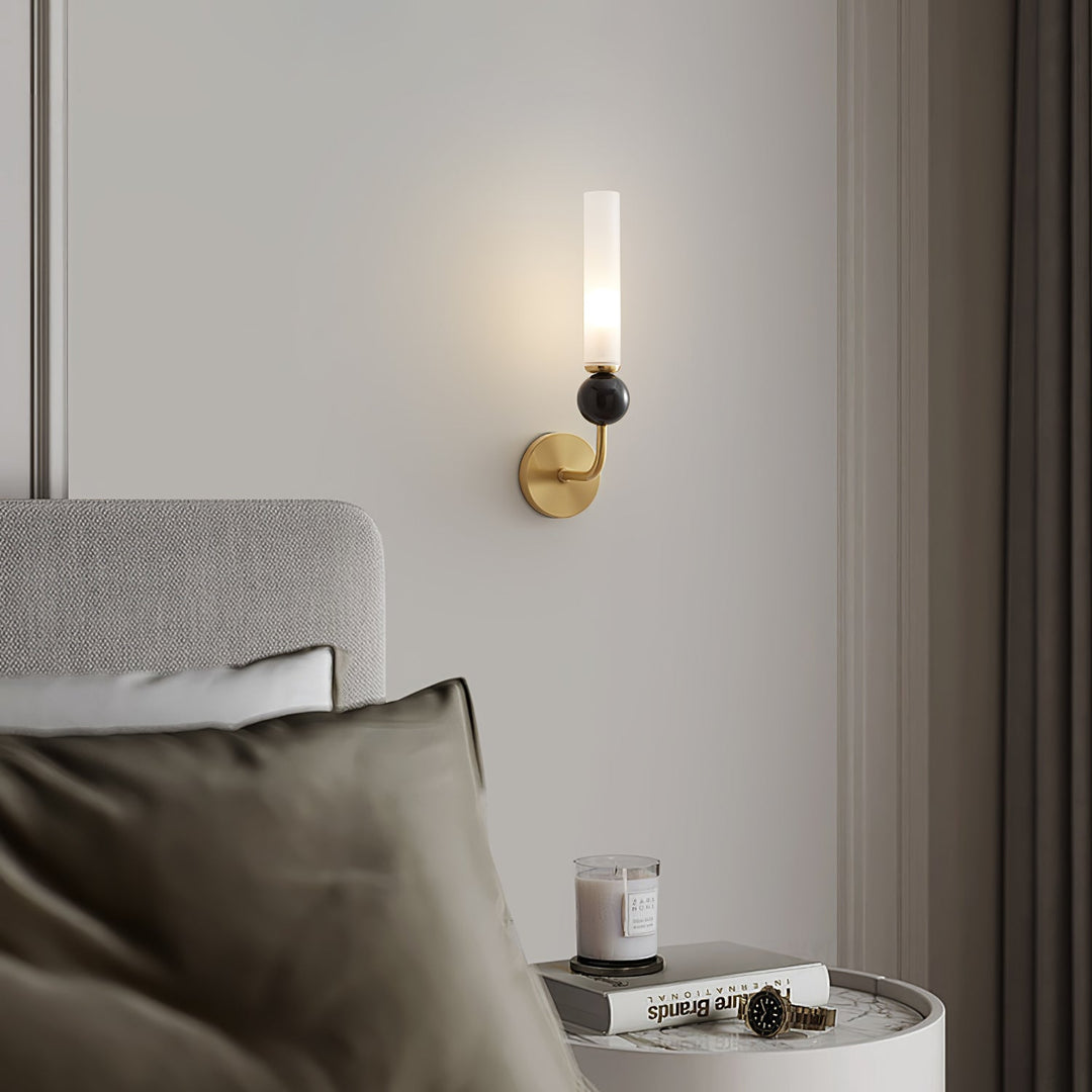 Lampa ścienna w pionie z marmuru