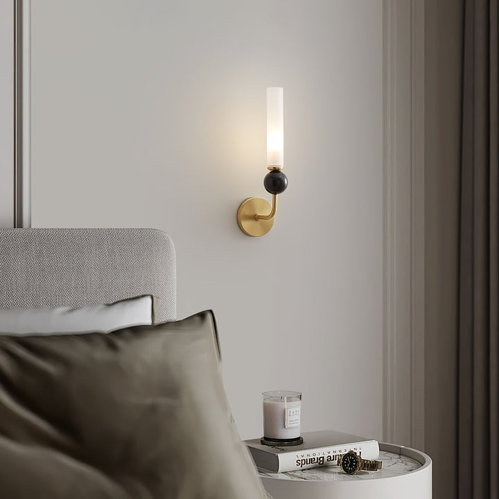 Lampa ścienna w pionie z marmuru