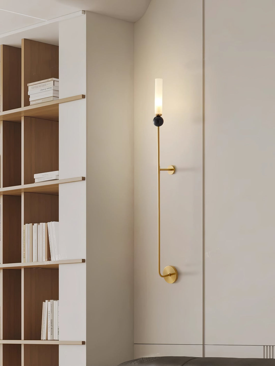 Lampa ścienna w pionie z marmuru