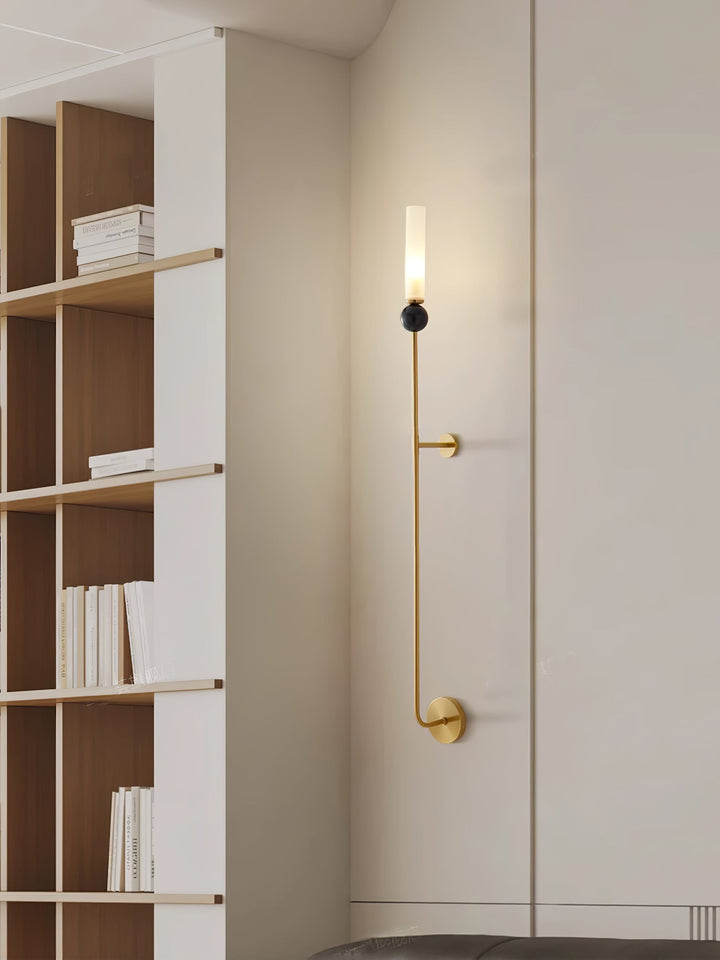 Lampa ścienna w pionie z marmuru