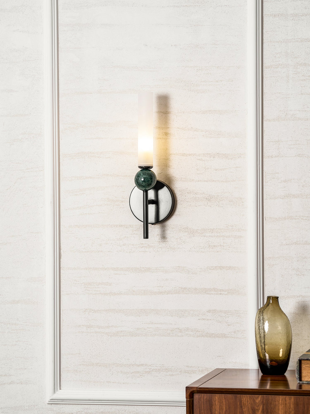 Lampa ścienna w pionie z marmuru