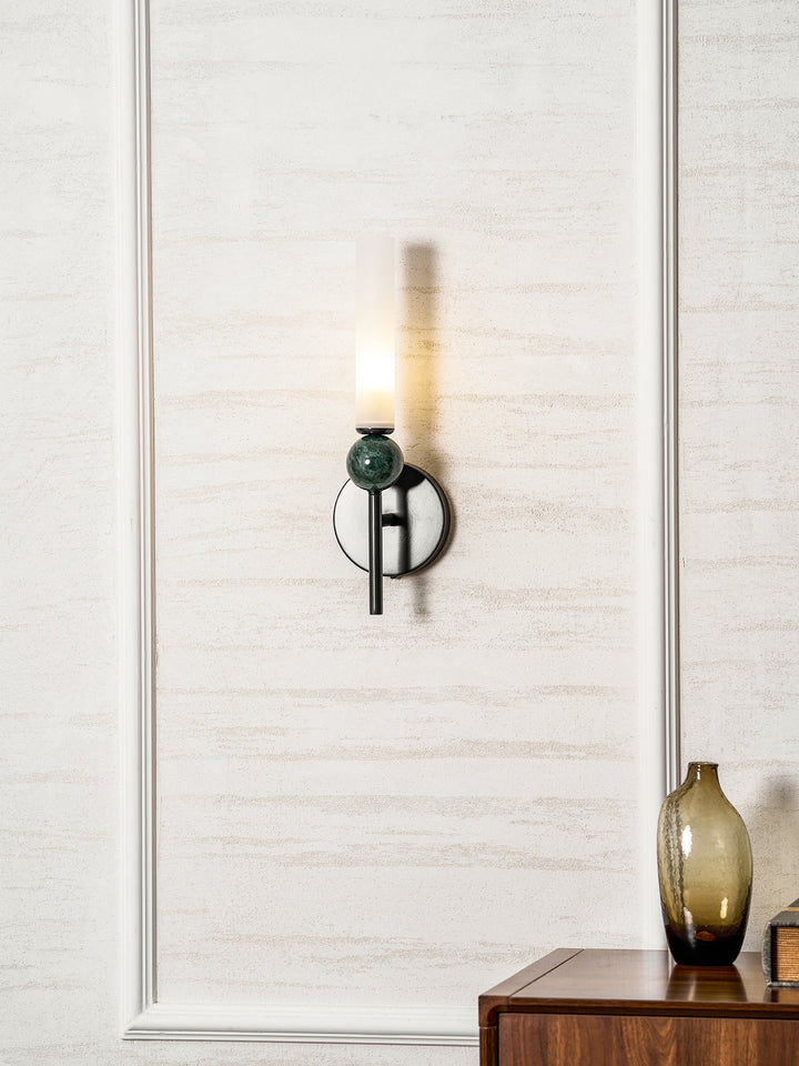 Lampa ścienna w pionie z marmuru