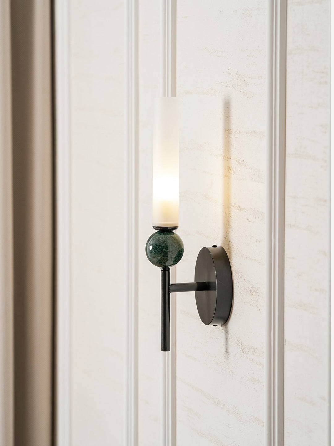 Lampa ścienna w pionie z marmuru