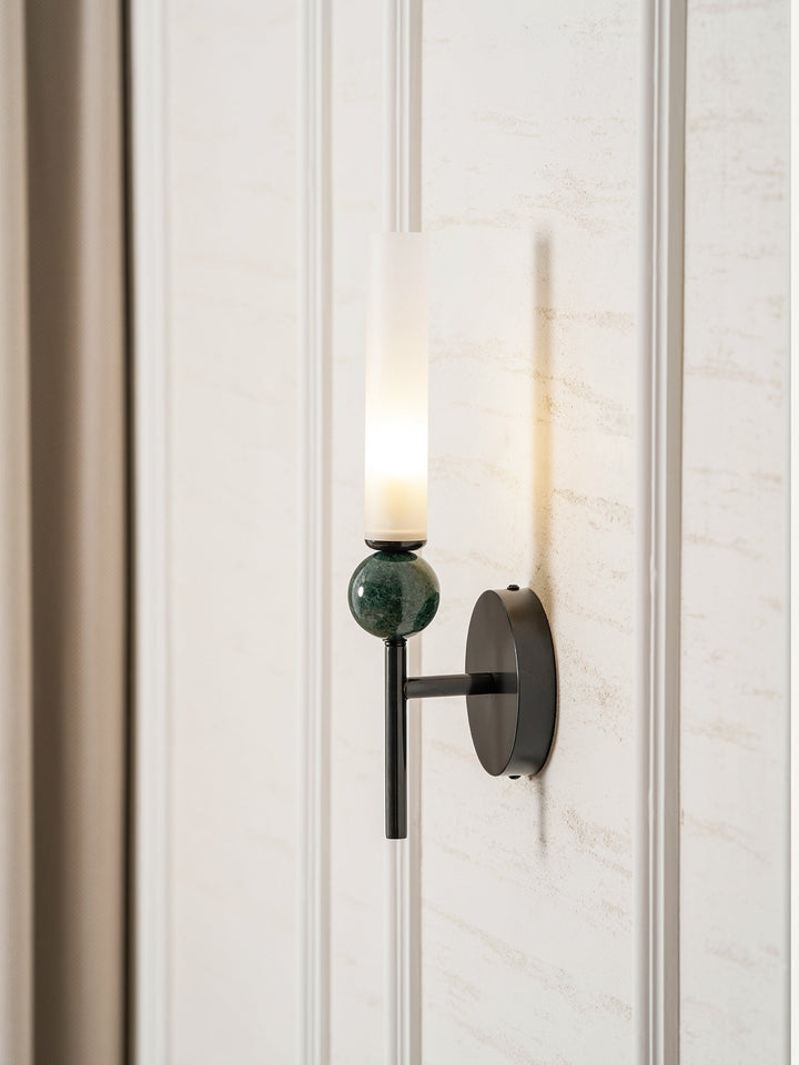 Lampa ścienna w pionie z marmuru