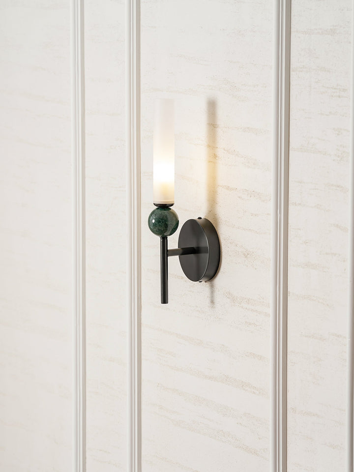 Lampa ścienna w pionie z marmuru