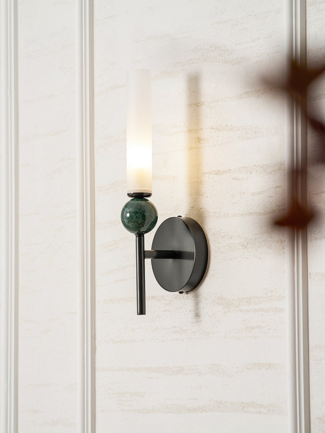 Lampa ścienna w pionie z marmuru