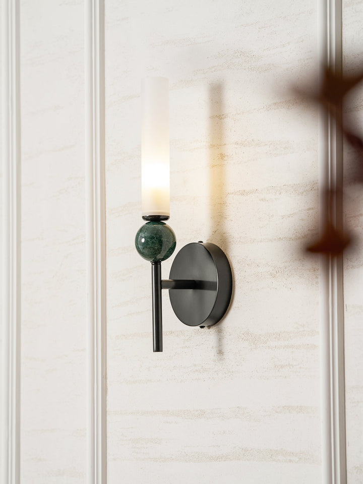 Lampa ścienna w pionie z marmuru