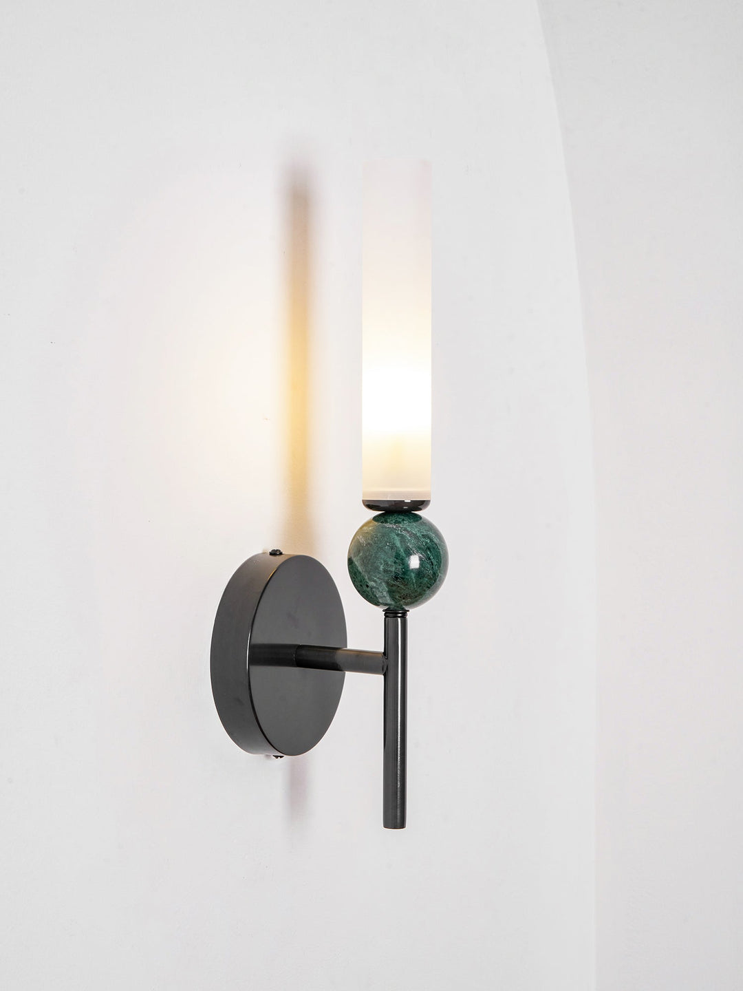 Lampa ścienna w pionie z marmuru