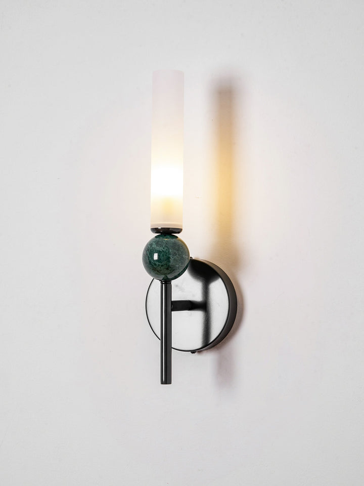 Lampa ścienna w pionie z marmuru