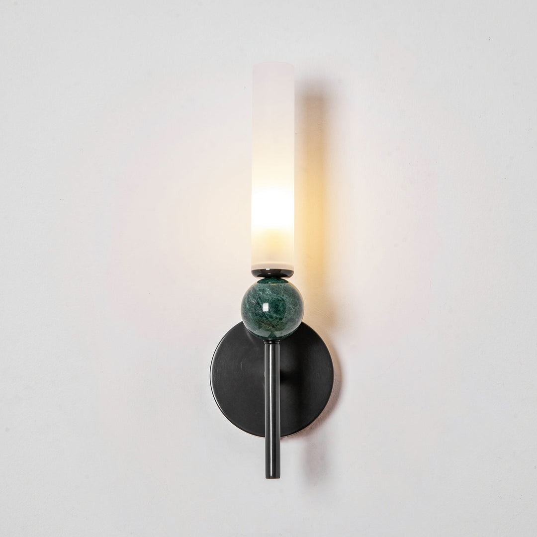 Lampa ścienna w pionie z marmuru