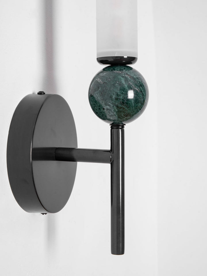 Lampa ścienna w pionie z marmuru