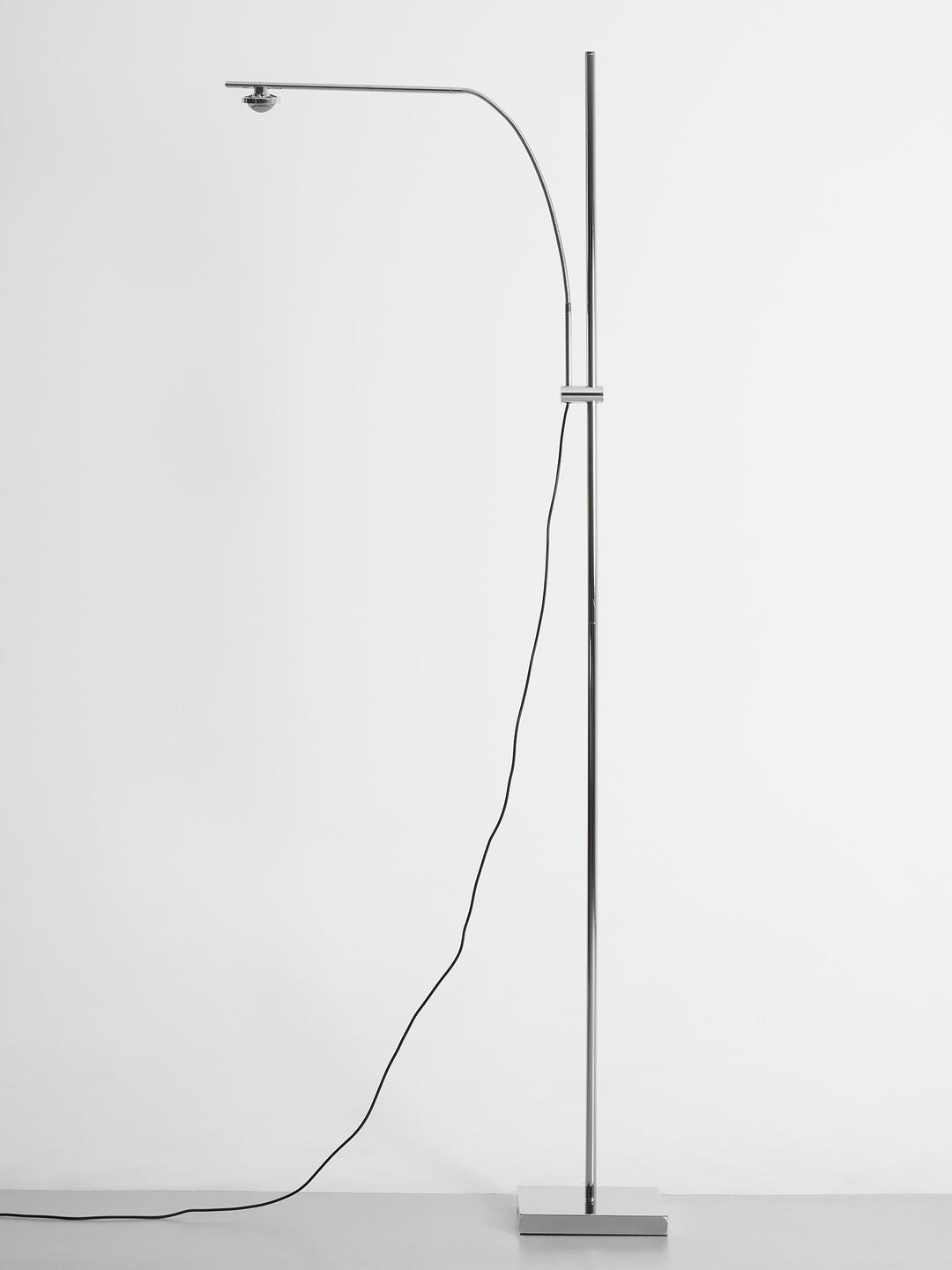 Lampa Podłogowa z Metalowym Korpusem