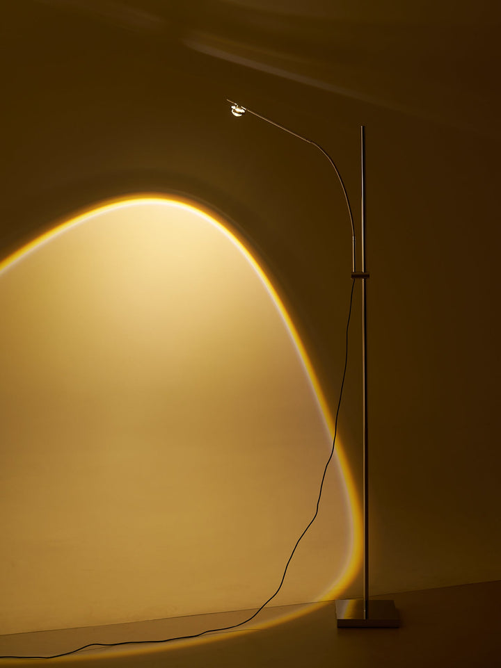 Lampa Podłogowa z Metalowym Korpusem