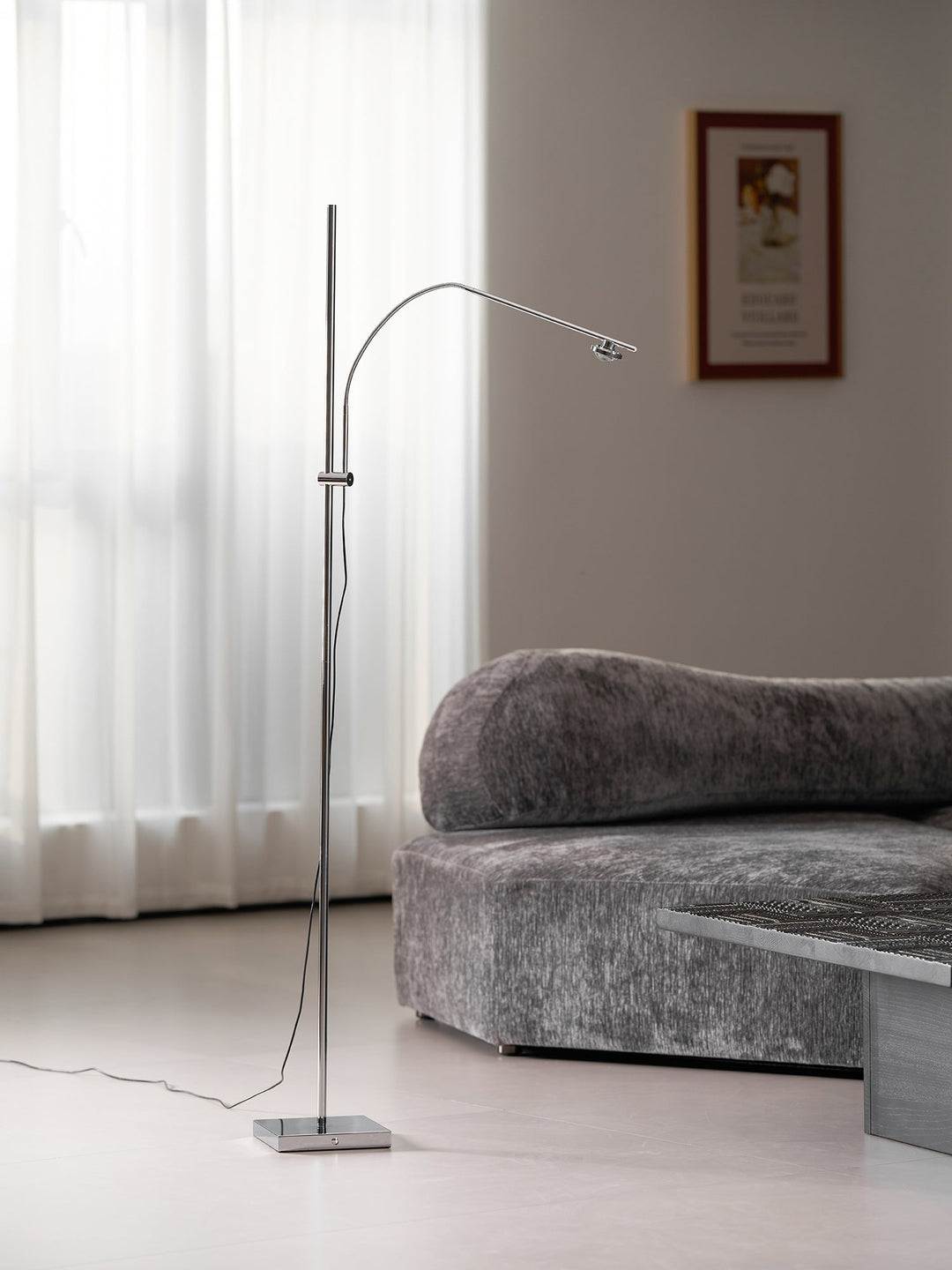 Lampa Podłogowa z Metalowym Korpusem