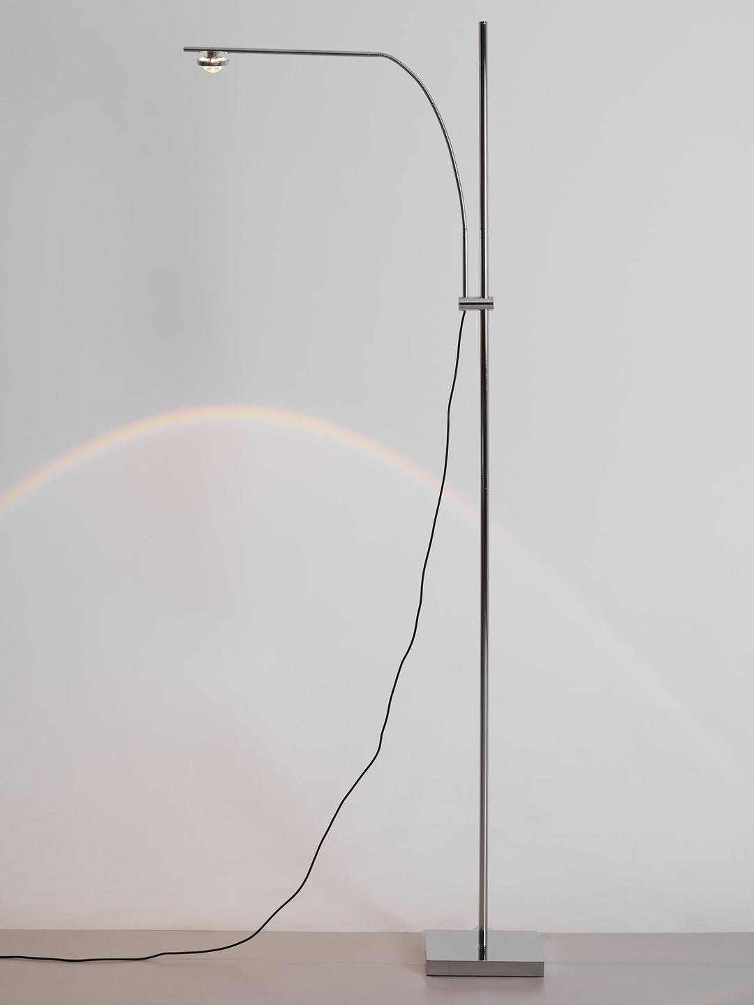 Lampa Podłogowa z Metalowym Korpusem