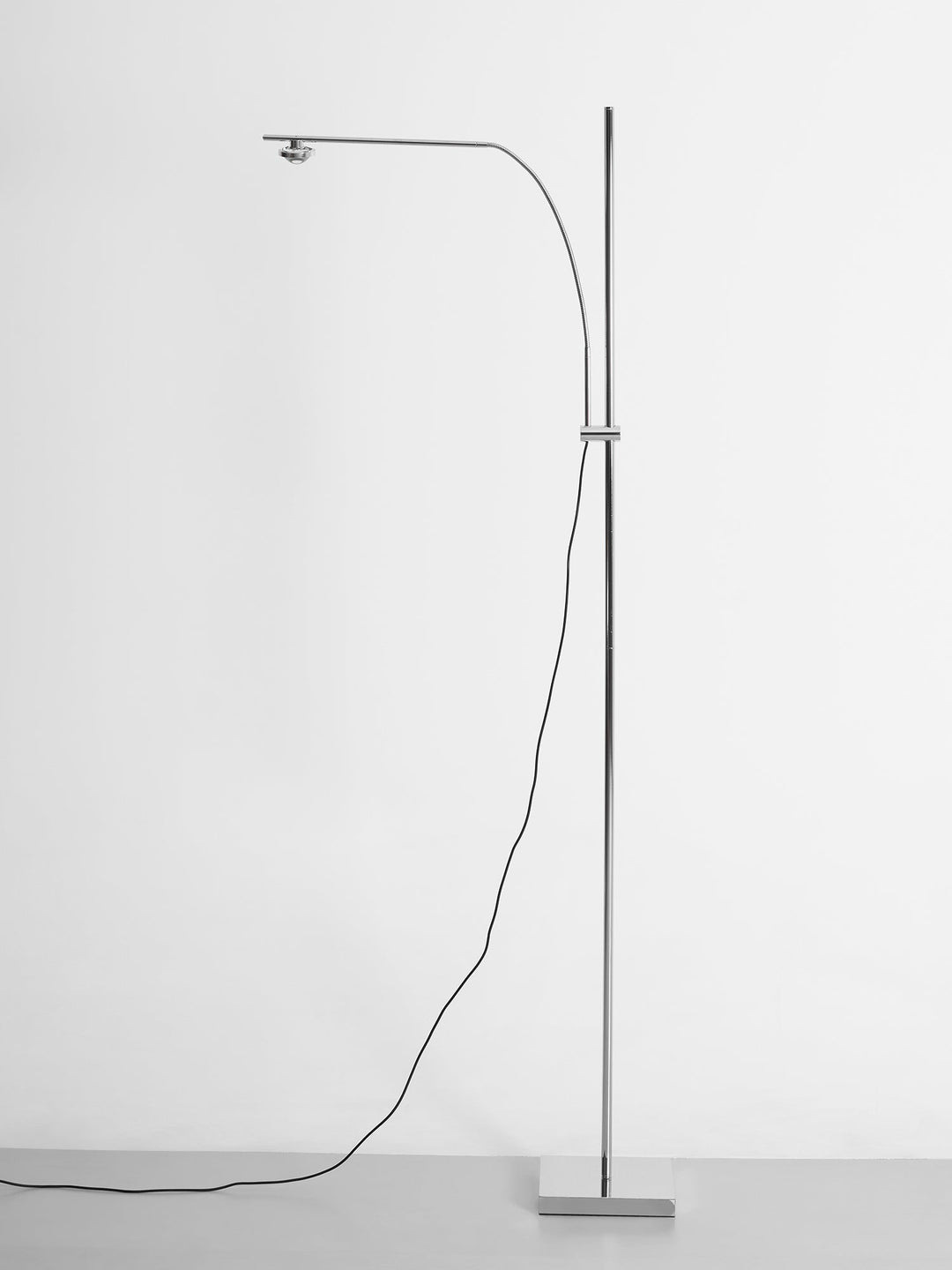 Lampa Podłogowa z Metalowym Korpusem