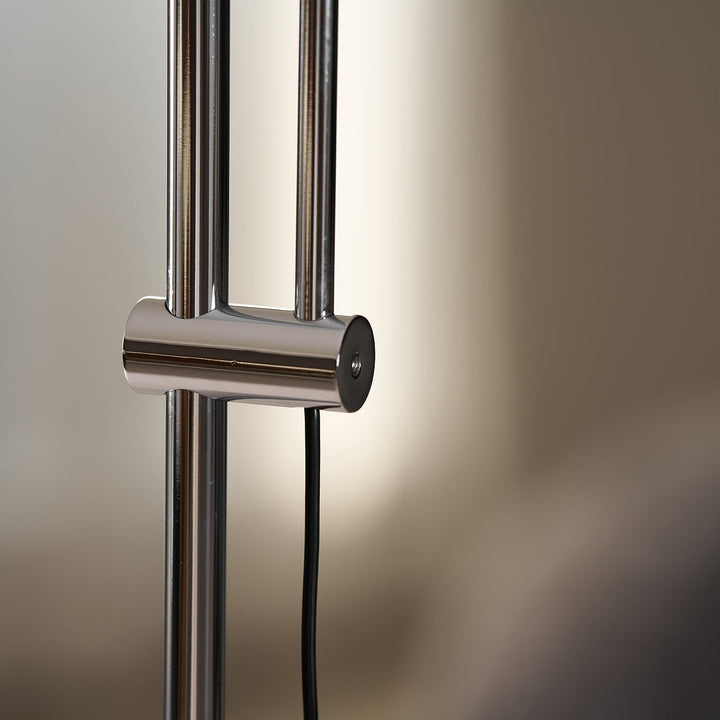Lampa Podłogowa z Metalowym Korpusem