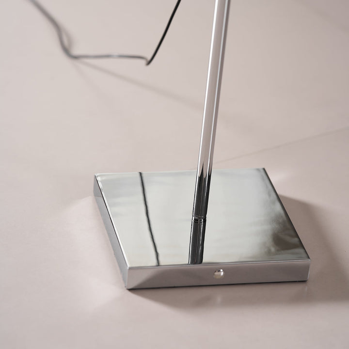 Lampa Podłogowa z Metalowym Korpusem