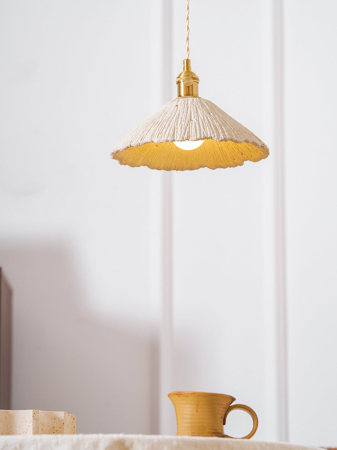 Lampa wisząca z mikrocementu