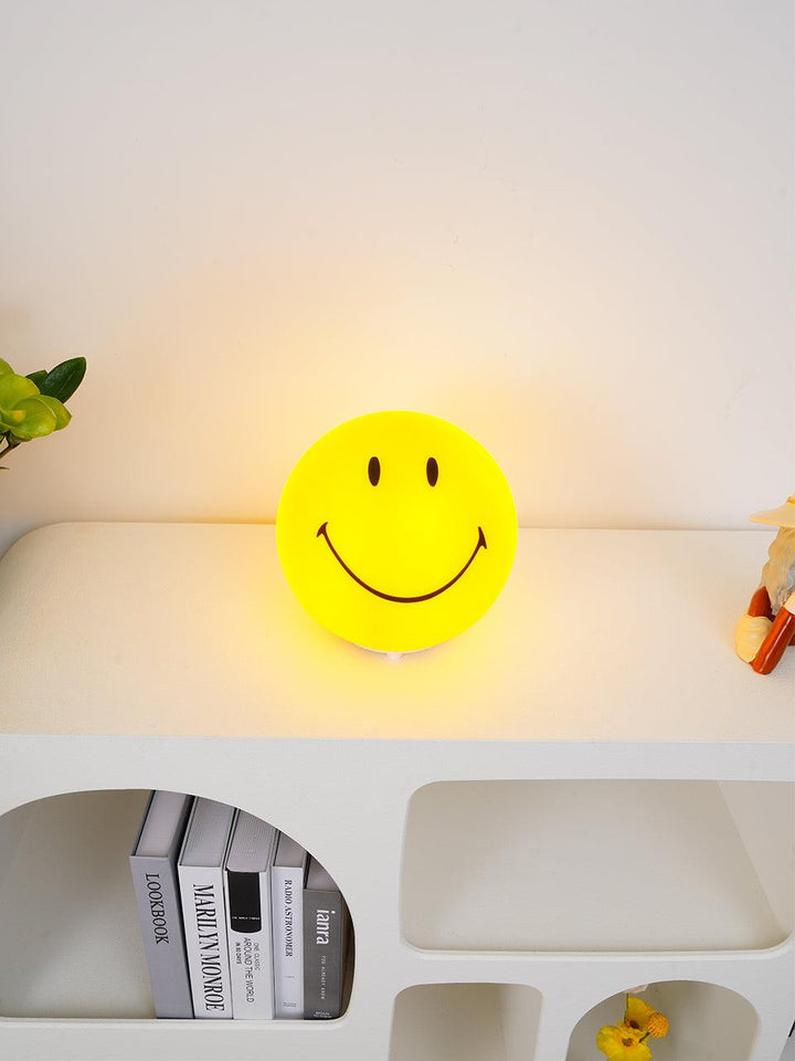 Uśmiechająca się lampa stołowa naładowana