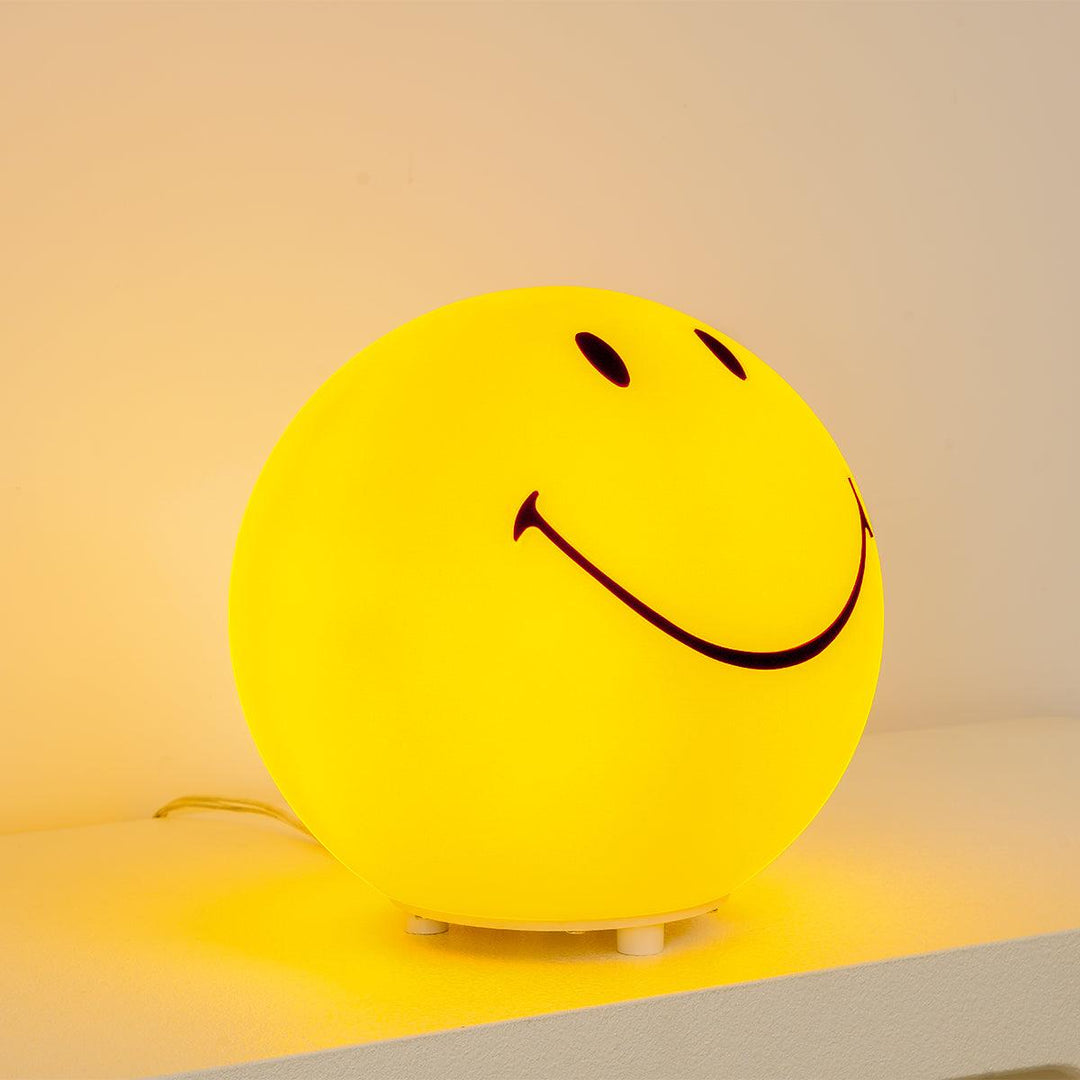 Uśmiechająca się lampa stołowa naładowana