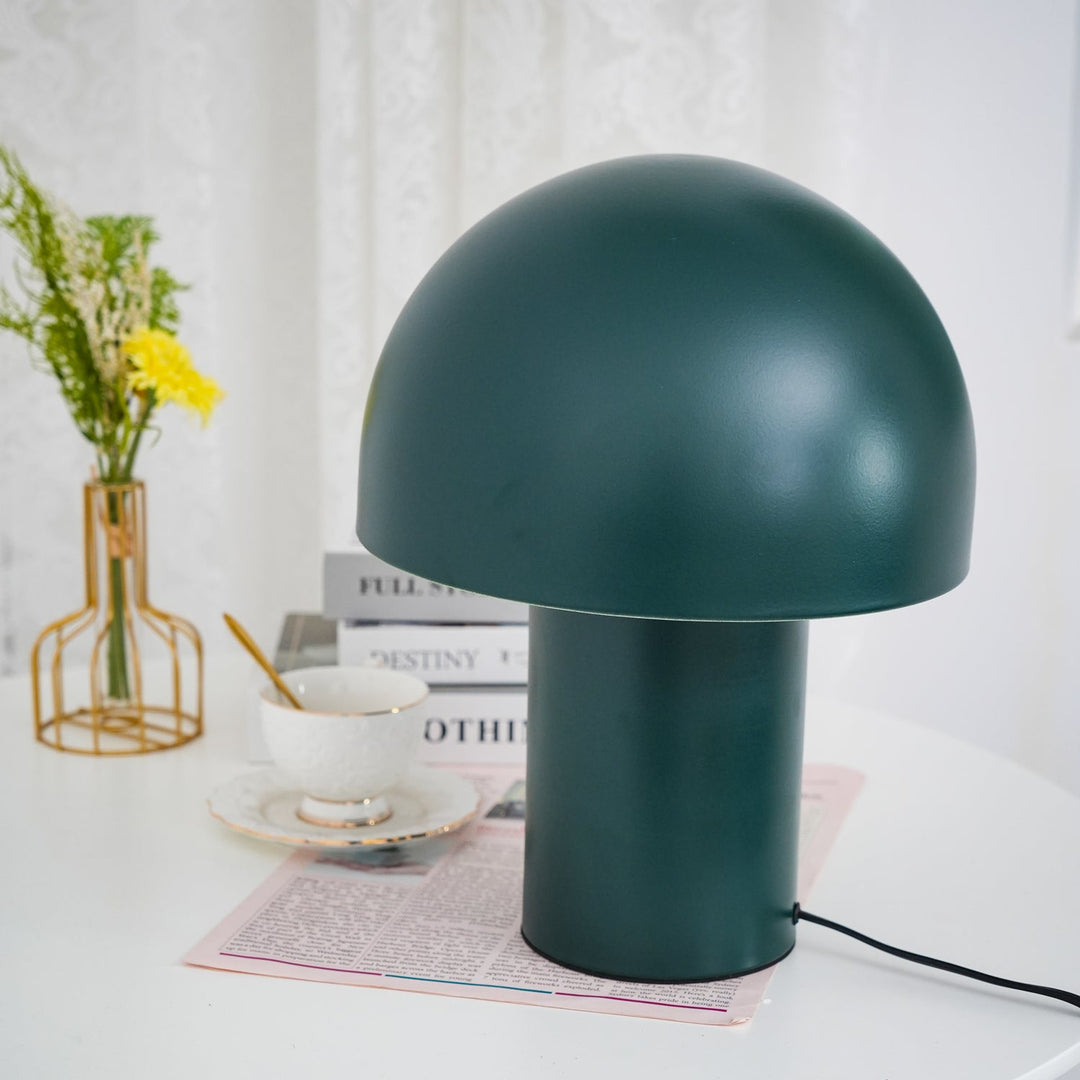 Lampa stołowa z metalowym kloszem w kształcie grzyba