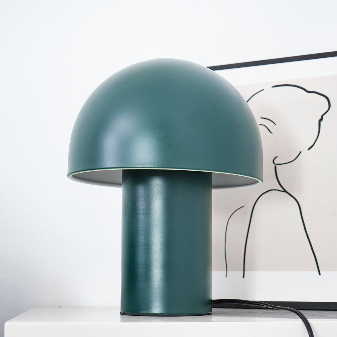 Lampa stołowa z metalowym kloszem w kształcie grzyba