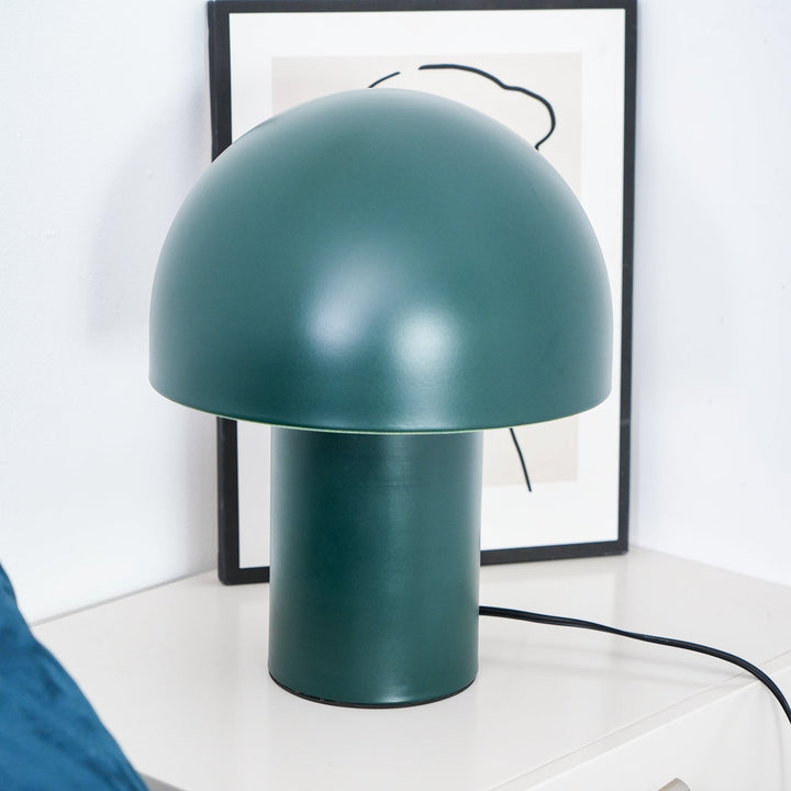 Lampa stołowa z metalowym kloszem w kształcie grzyba
