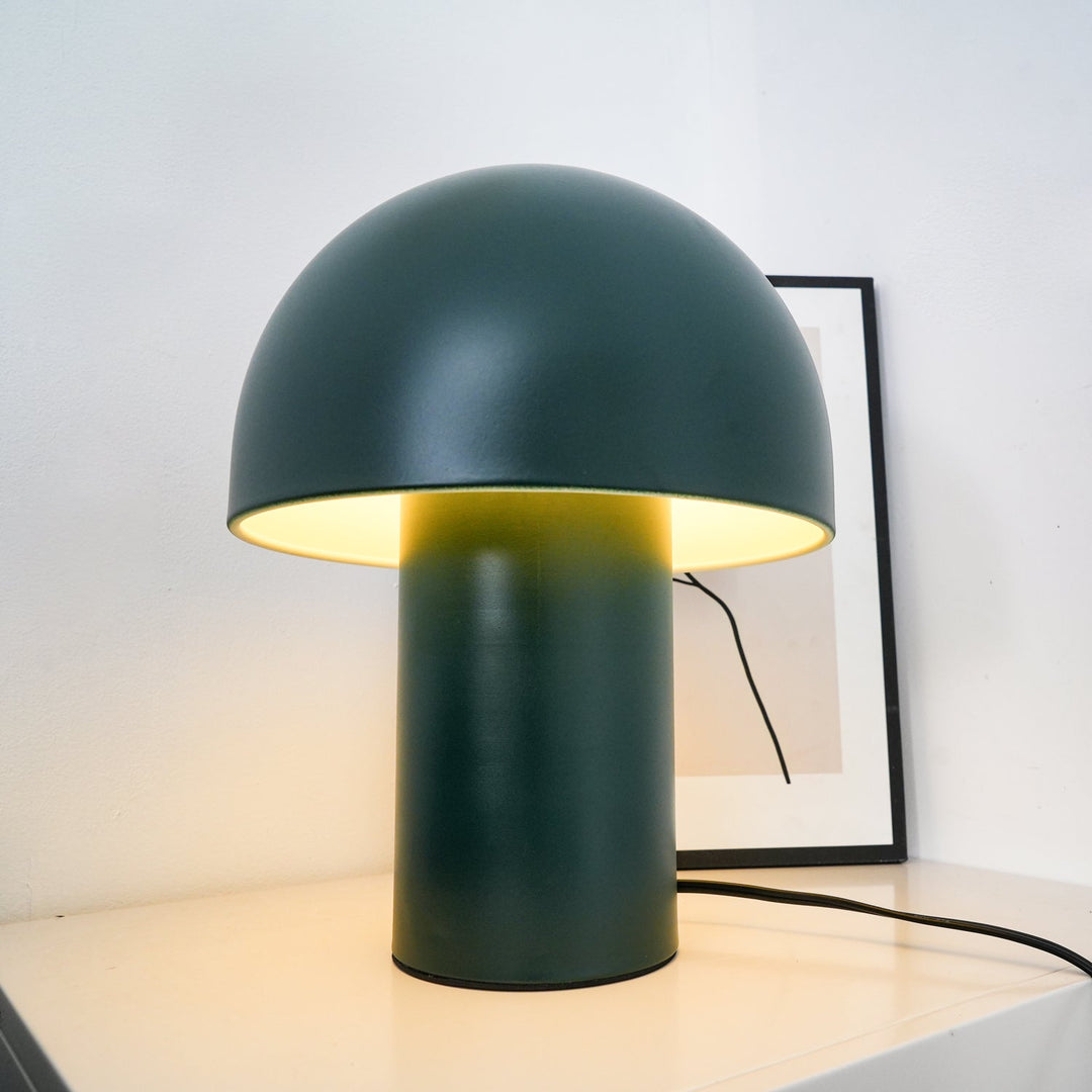 Lampa stołowa z metalowym kloszem w kształcie grzyba