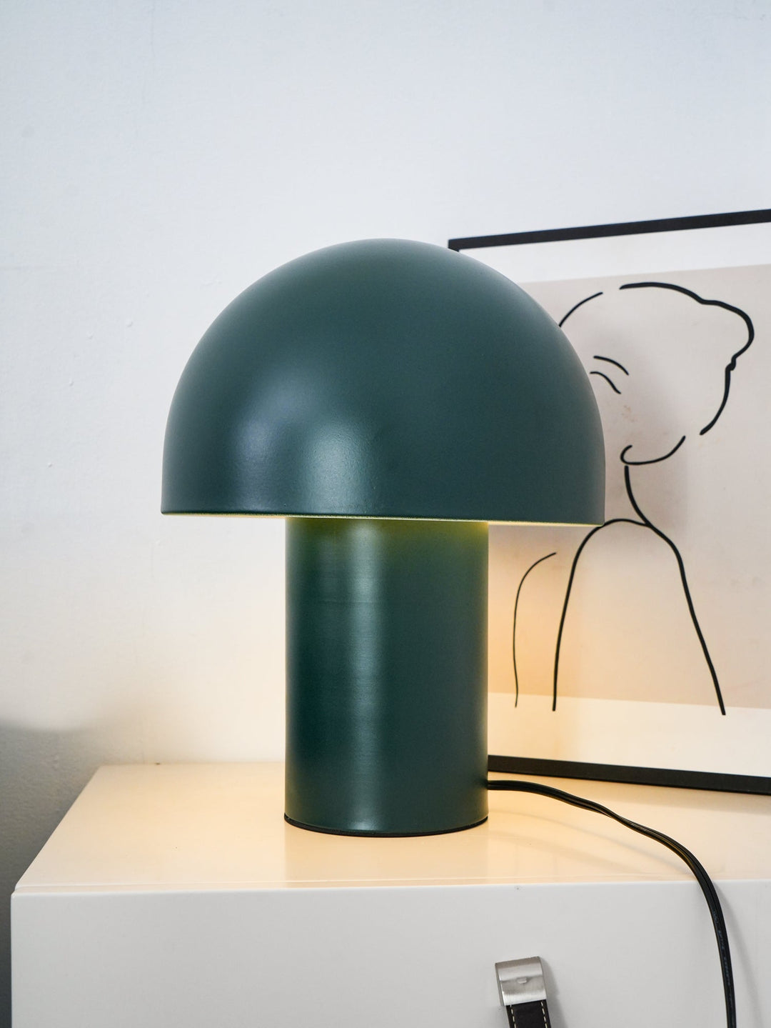 Lampa stołowa z metalowym kloszem w kształcie grzyba