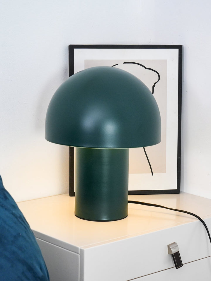 Lampa stołowa z metalowym kloszem w kształcie grzyba