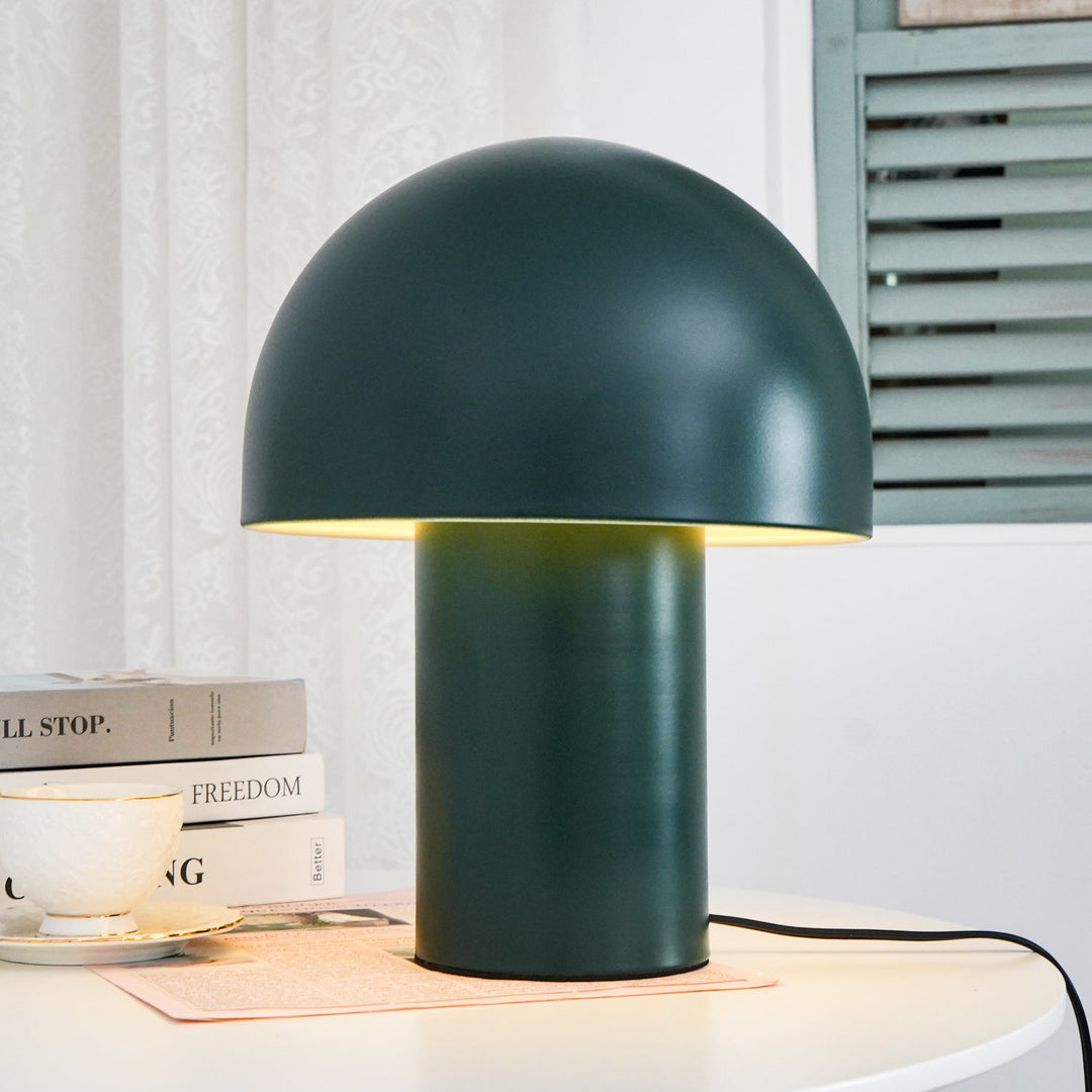 Lampa stołowa z metalowym kloszem w kształcie grzyba