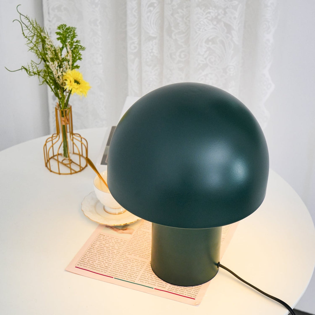 Lampa stołowa z metalowym kloszem w kształcie grzyba