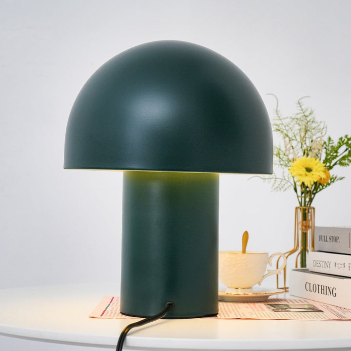 Lampa stołowa z metalowym kloszem w kształcie grzyba