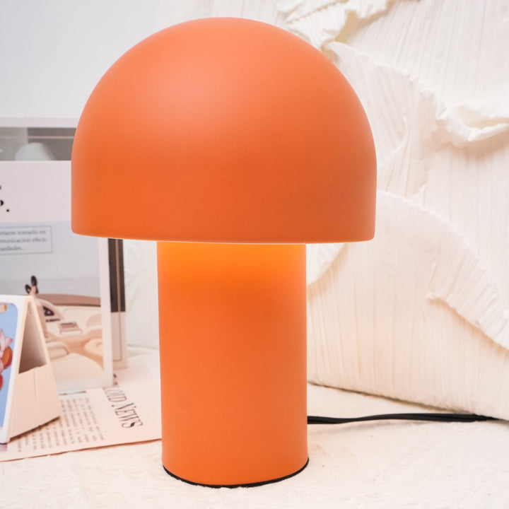 Lampa stołowa z metalowym kloszem w kształcie grzyba