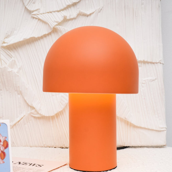 Lampa stołowa z metalowym kloszem w kształcie grzyba