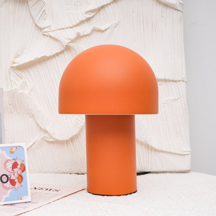 Lampa stołowa z metalowym kloszem w kształcie grzyba