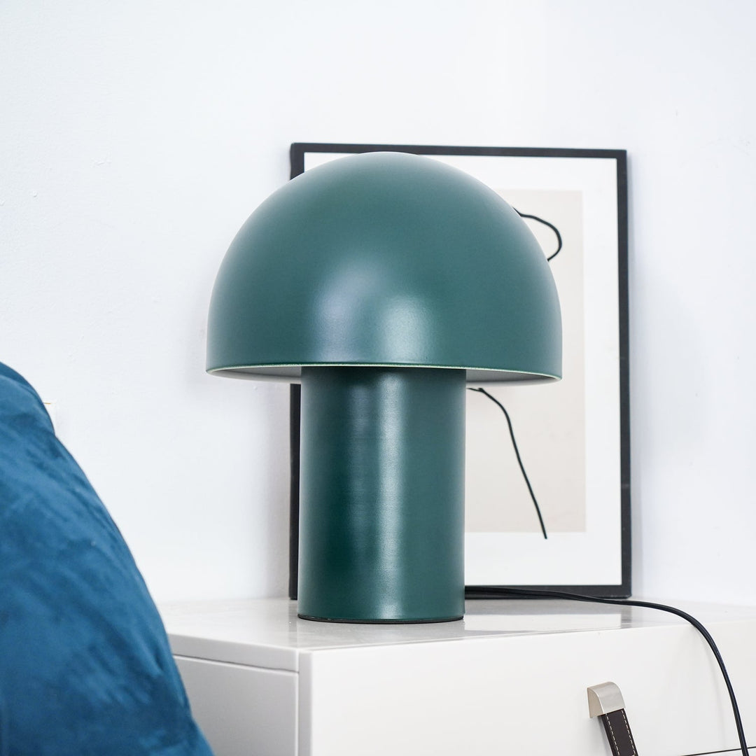 Lampa stołowa z metalowym kloszem w kształcie grzyba