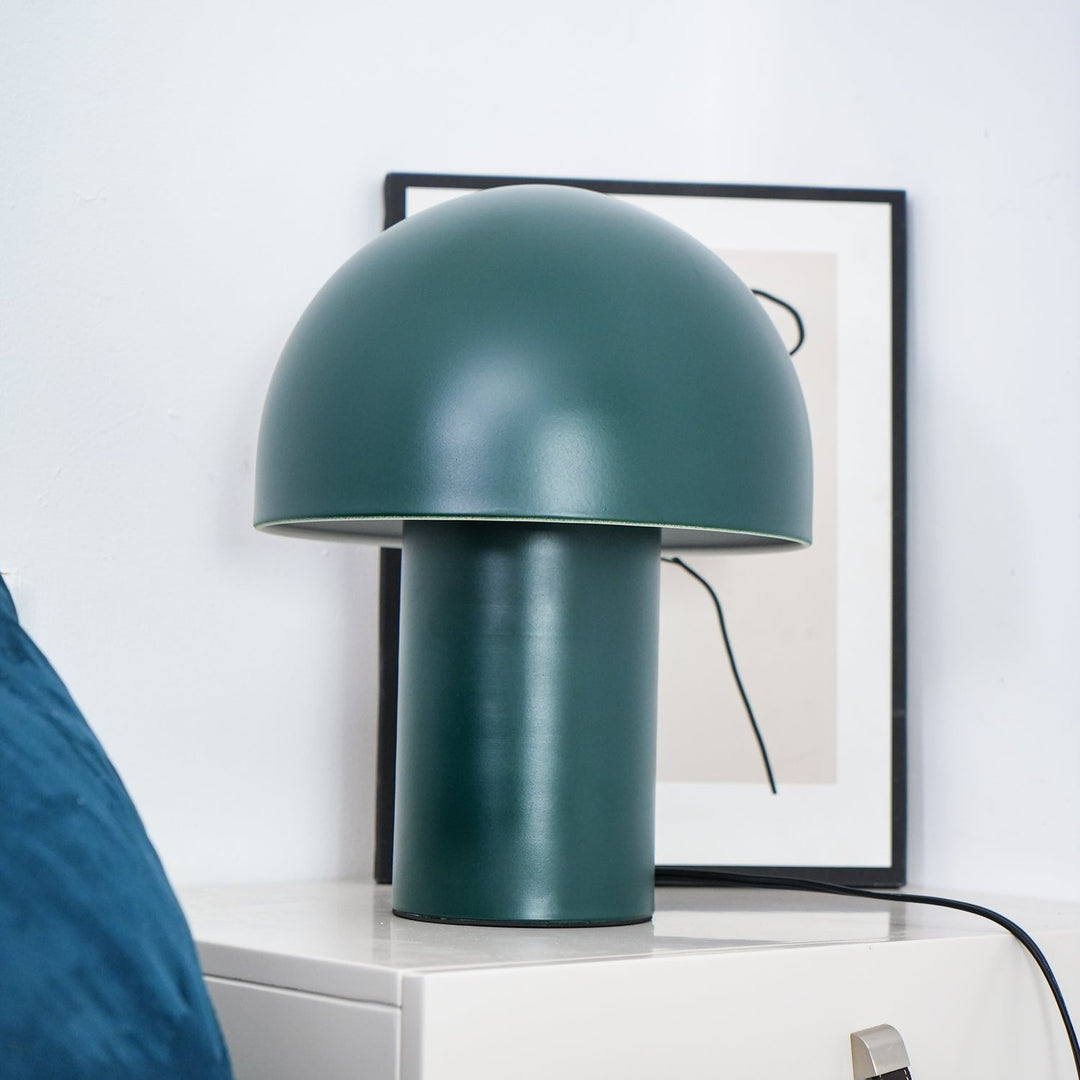 Lampa stołowa z metalowym kloszem w kształcie grzyba