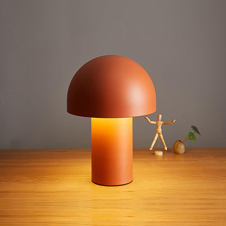 Lampa stołowa z metalowym kloszem w kształcie grzyba