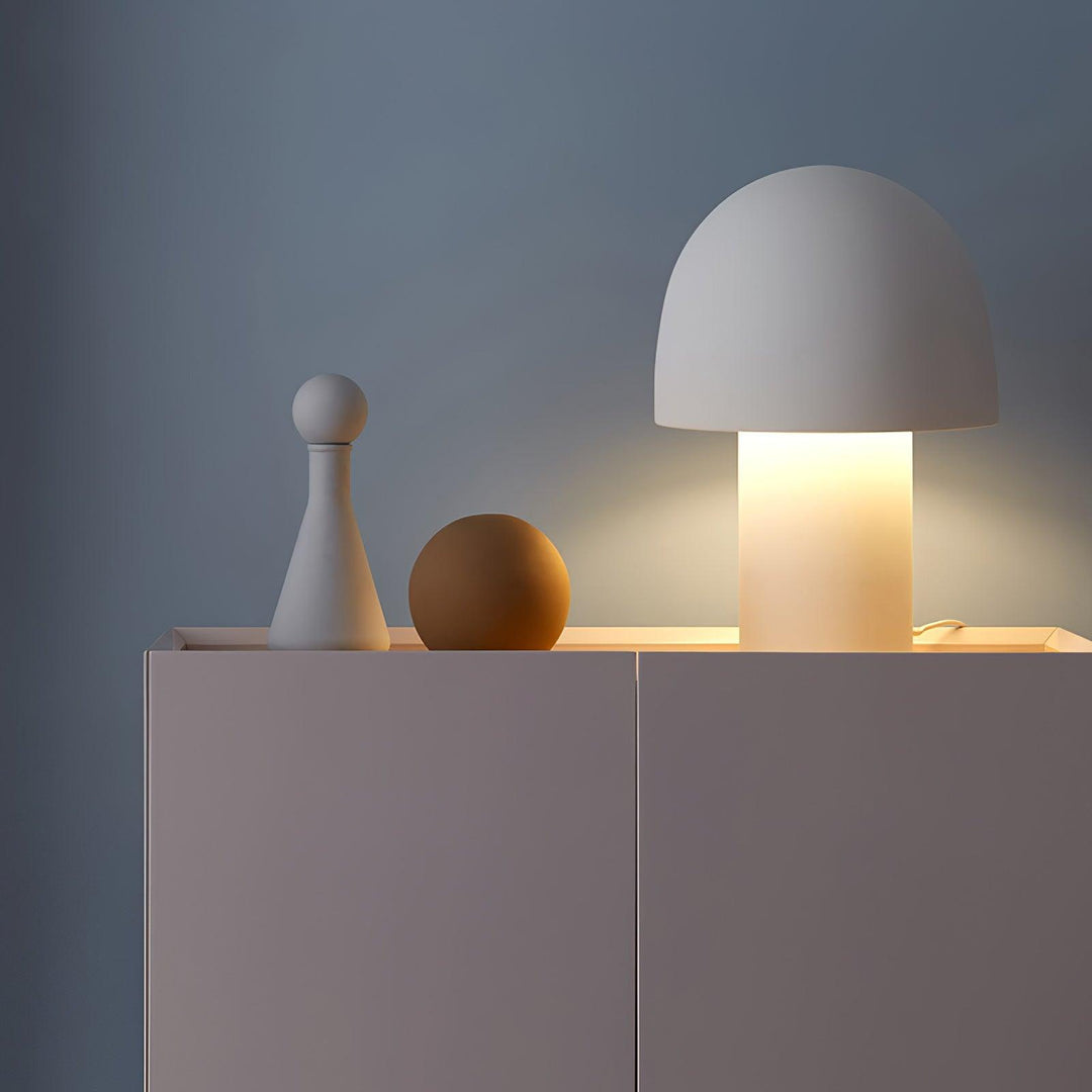 Lampa stołowa z metalowym kloszem w kształcie grzyba