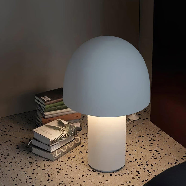 Lampa stołowa z metalowym kloszem w kształcie grzyba