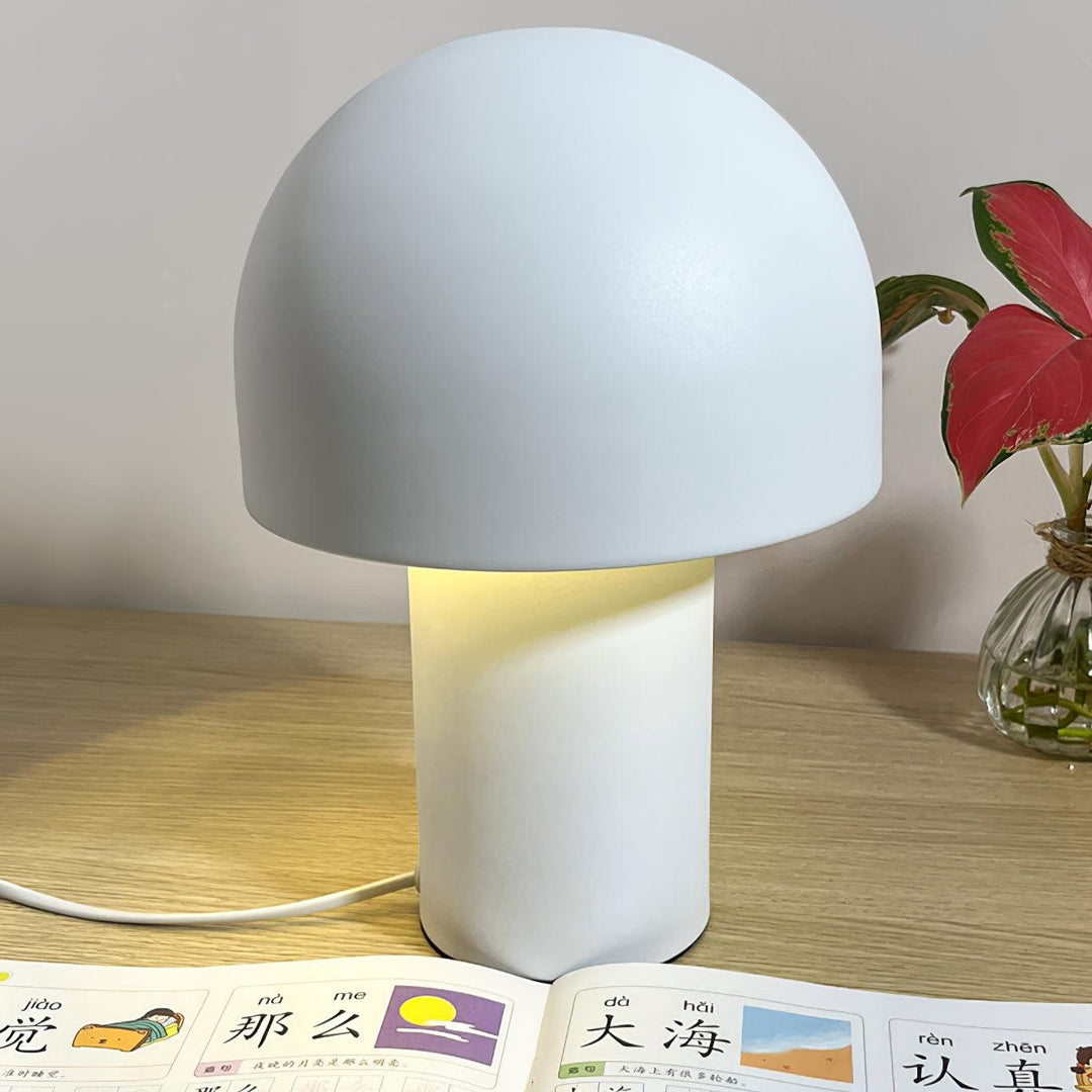 Lampa stołowa z metalowym kloszem w kształcie grzyba