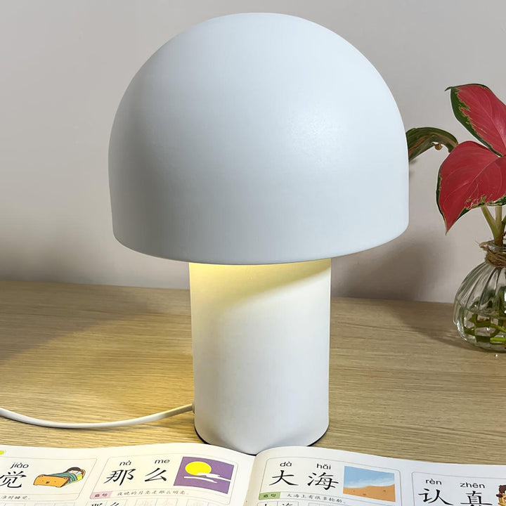 Lampa stołowa z metalowym kloszem w kształcie grzyba