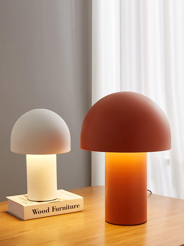 Lampa stołowa z metalowym kloszem w kształcie grzyba