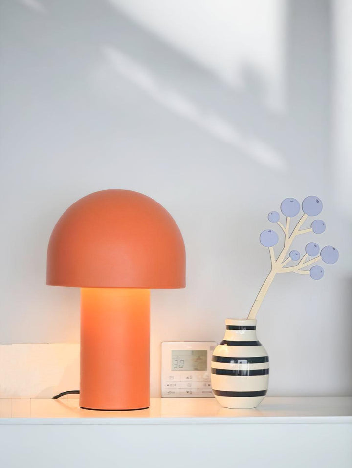 Lampa stołowa z metalowym kloszem w kształcie grzyba