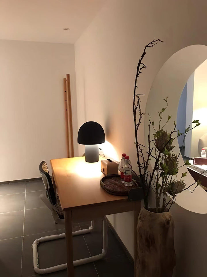 Lampa stołowa z metalowym kloszem w kształcie grzyba
