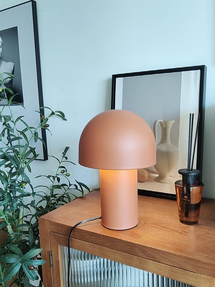 Lampa stołowa z metalowym kloszem w kształcie grzyba