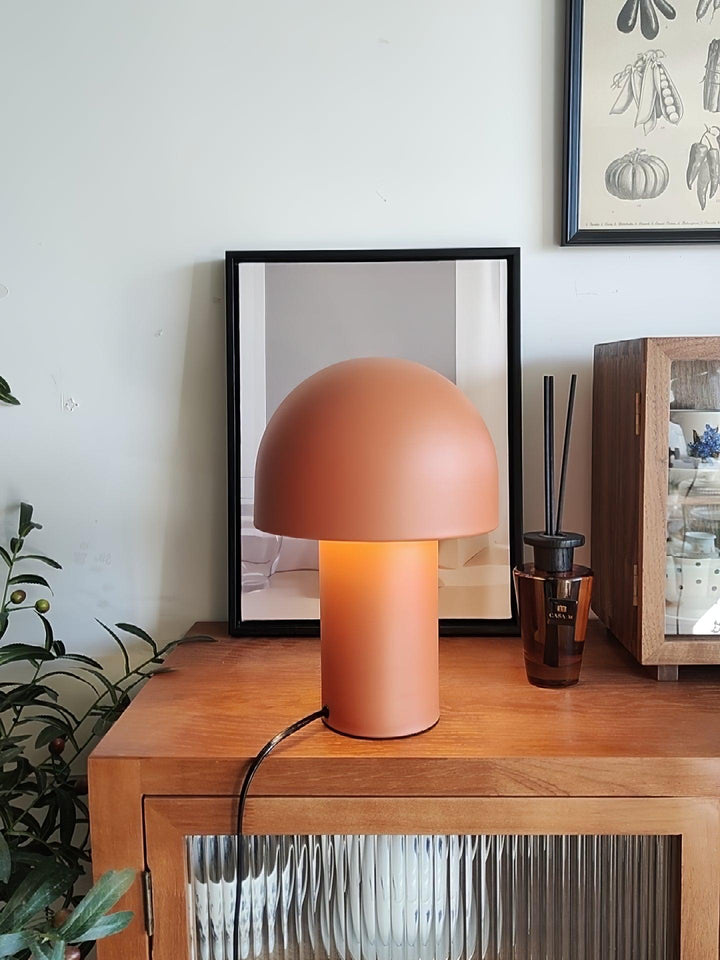 Lampa stołowa z metalowym kloszem w kształcie grzyba